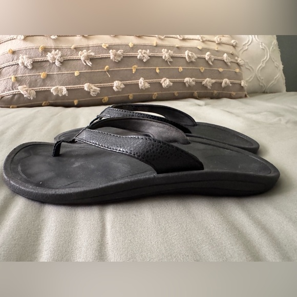 Olukai Black Flip flop Sandals 6 - Picture 5 of 6